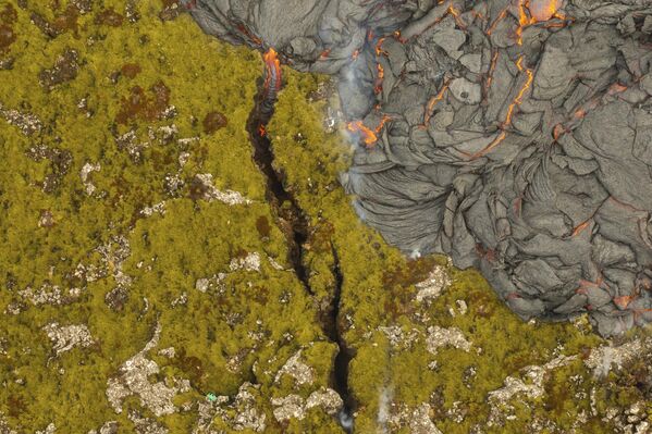 منظر للثوران البركاني بالقرب من بلدة ريندافيك، في شبه جزيرة ريكيانيس، أيسلندا. - سبوتنيك عربي