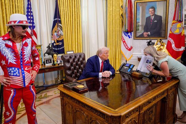 الرئيس الأمريكي دونالد ترامب، برفقة الفنان كيد روك، يتحدث مع السكرتيرة الصحفية للبيت الأبيض كارولين ليفيت، في المكتب البيضاوي بالبيت الأبيض في واشنطن العاصمة. - سبوتنيك عربي