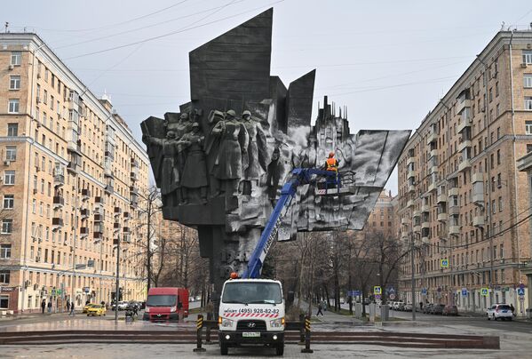 عمال المرافق العامة يقومون بتنظيف نصب تذكاري في منطقة "بروليتارسكي" في موسكو، روسيا. - سبوتنيك عربي