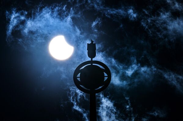 كسوف جزئي للشمس في سانت بطرسبورغ، روسيا. - سبوتنيك عربي