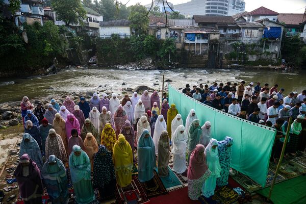 المسلمون يؤدون صلاة عيد الفطر، بمناسبة انتهاء شهر رمضان المبارك، على ضفاف نهر سيساداني في بوغور، إندونيسيا. - سبوتنيك عربي