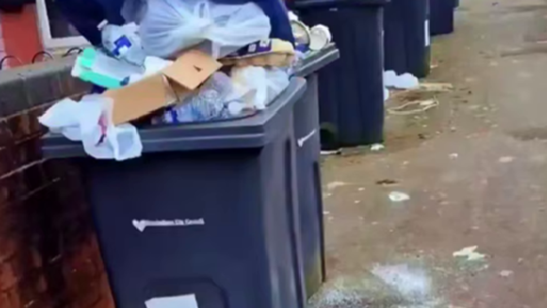 صورة لشوارع مدينة برمنغهام البريطانية وهي ممتلئ بالقمامة نتيجة إضراب عمال النظافة - سبوتنيك عربي, 1920, 04.04.2025