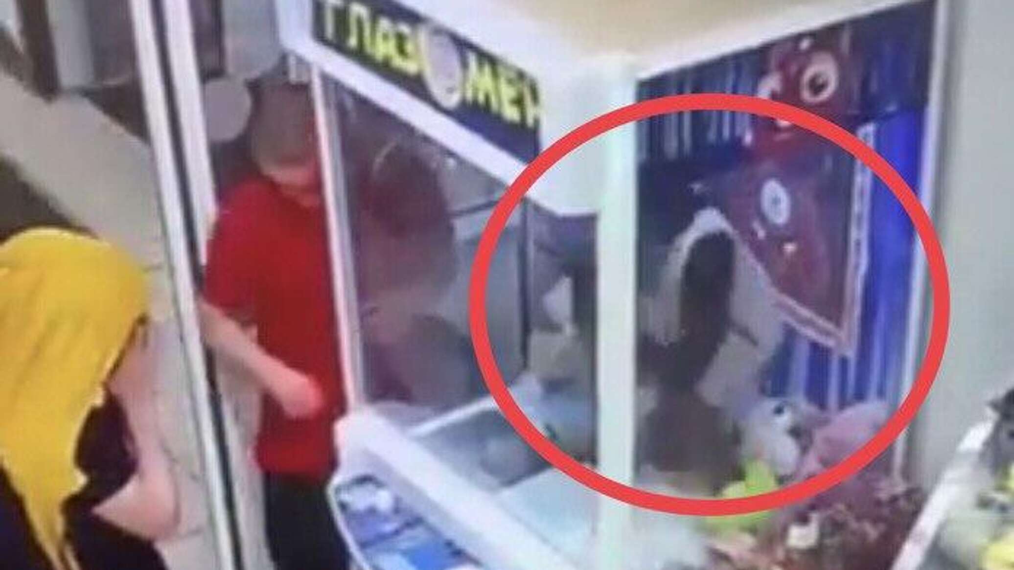 طفل ينفذ سرقة على طريقة "أفلام الخيال"... فيديو