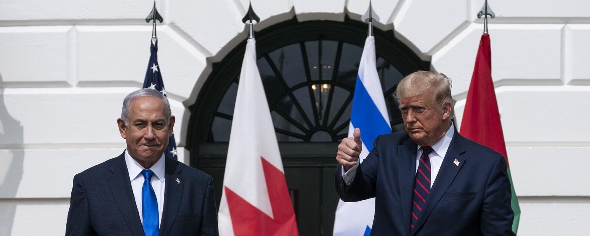 رئيس الوزراء الإسرائيلي، بنيامين نتنياهو، والرئيس الأمريكي، دونالد ترامب، أثناء استعدادهما للمغادرة بعد حفل توقيع اتفاقيات إبراهيم في الحديقة الجنوبية للبيت الأبيض، 15 سبتمبر/ أيلول 2020 - سبوتنيك عربي, 1920, 09.10.2025