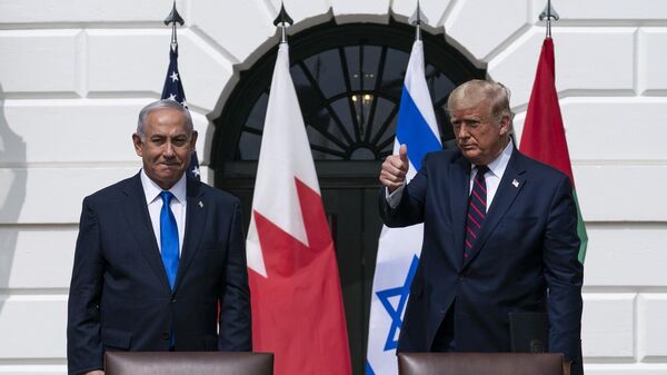 رئيس الوزراء الإسرائيلي، بنيامين نتنياهو، والرئيس الأمريكي، دونالد ترامب، أثناء استعدادهما للمغادرة بعد حفل توقيع اتفاقيات إبراهيم في الحديقة الجنوبية للبيت الأبيض، 15 سبتمبر/ أيلول 2020 - سبوتنيك عربي
