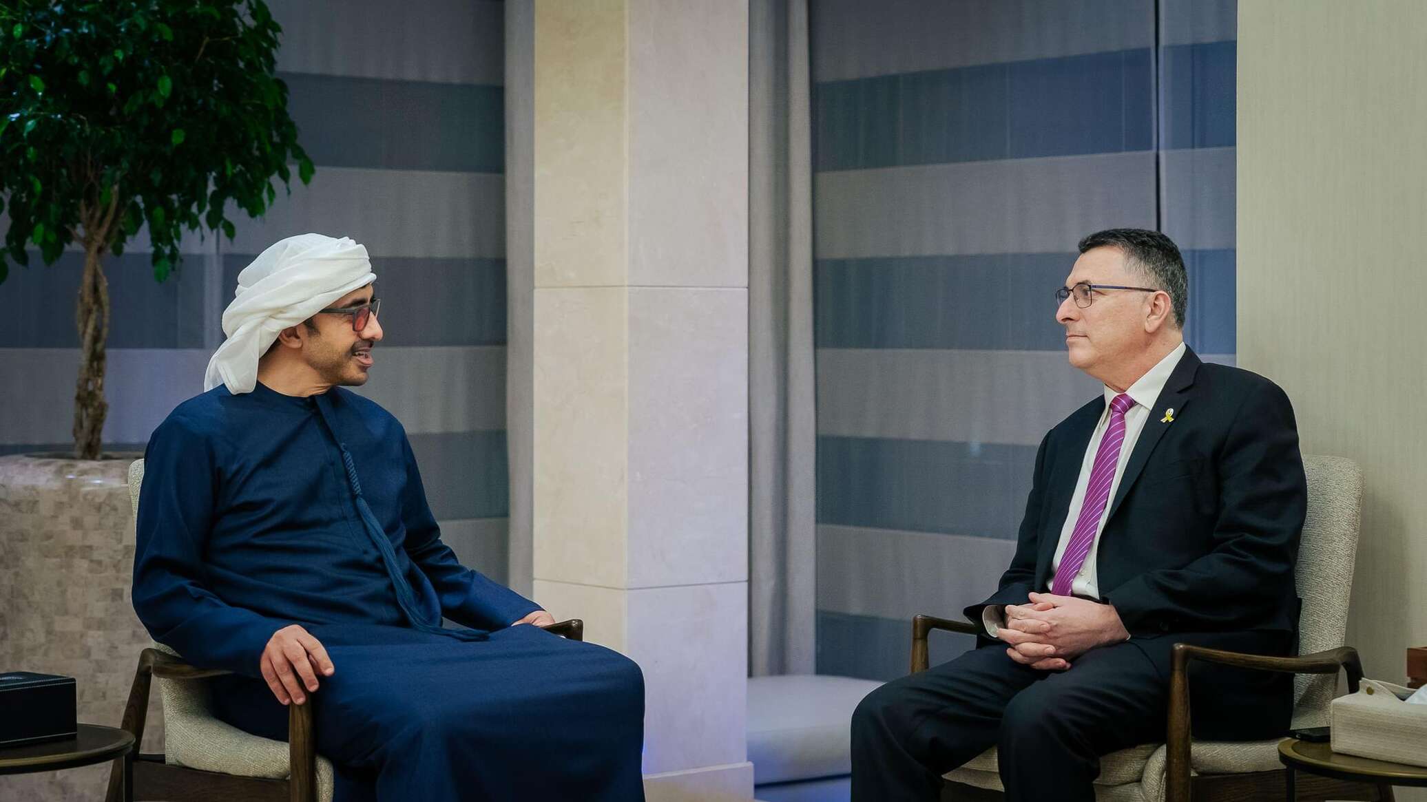 عبدالله بن زايد يستقبل وزير خارجية إسرائيل ويؤكد ضرورة وقف النار في غزة