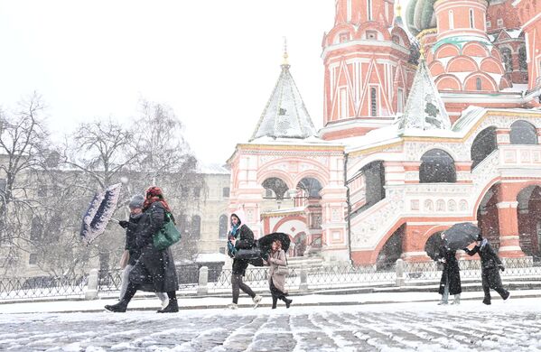 أشخاص في الساحة الحمراء أثناء تساقط الثلوج في العاصمة موسكو - سبوتنيك عربي