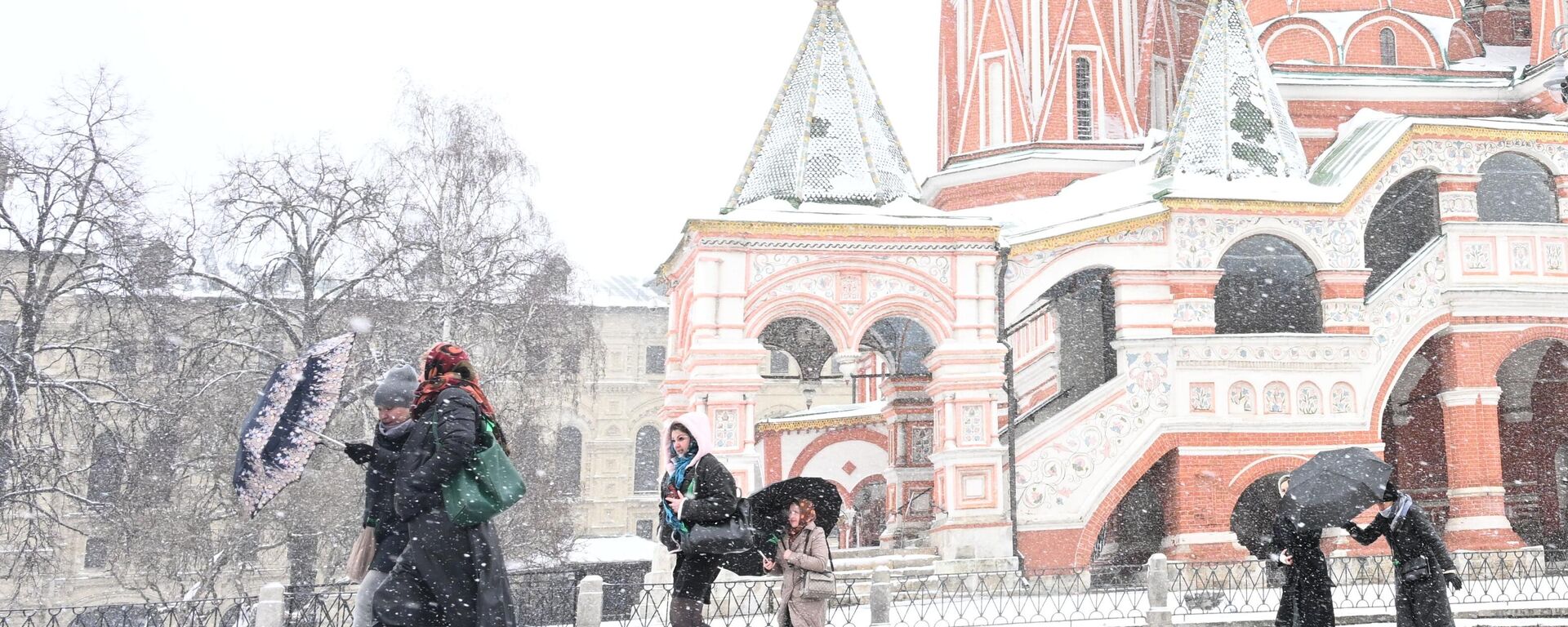 الناس في الساحة الحمراء أثناء تساقط الثلوج في موسكو - سبوتنيك عربي, 1920, 02.02.2026