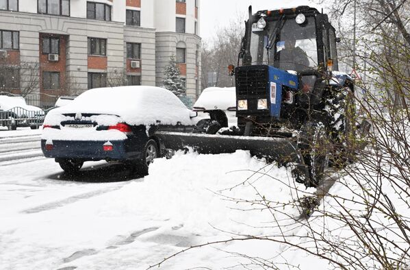 معدات إزالة الثلوج في العاصمة موسكو - سبوتنيك عربي