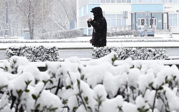 تساقط الثلوج في شهر أبريل الجاري في العاصمة الروسية موسكو - سبوتنيك عربي