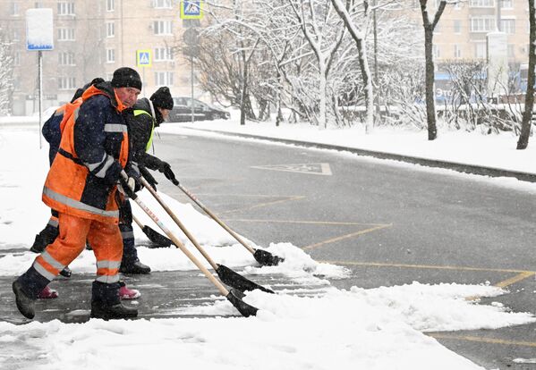 عمال يقومون بإزالة الثلوج من الطرقات في العاصمة موسكو - سبوتنيك عربي