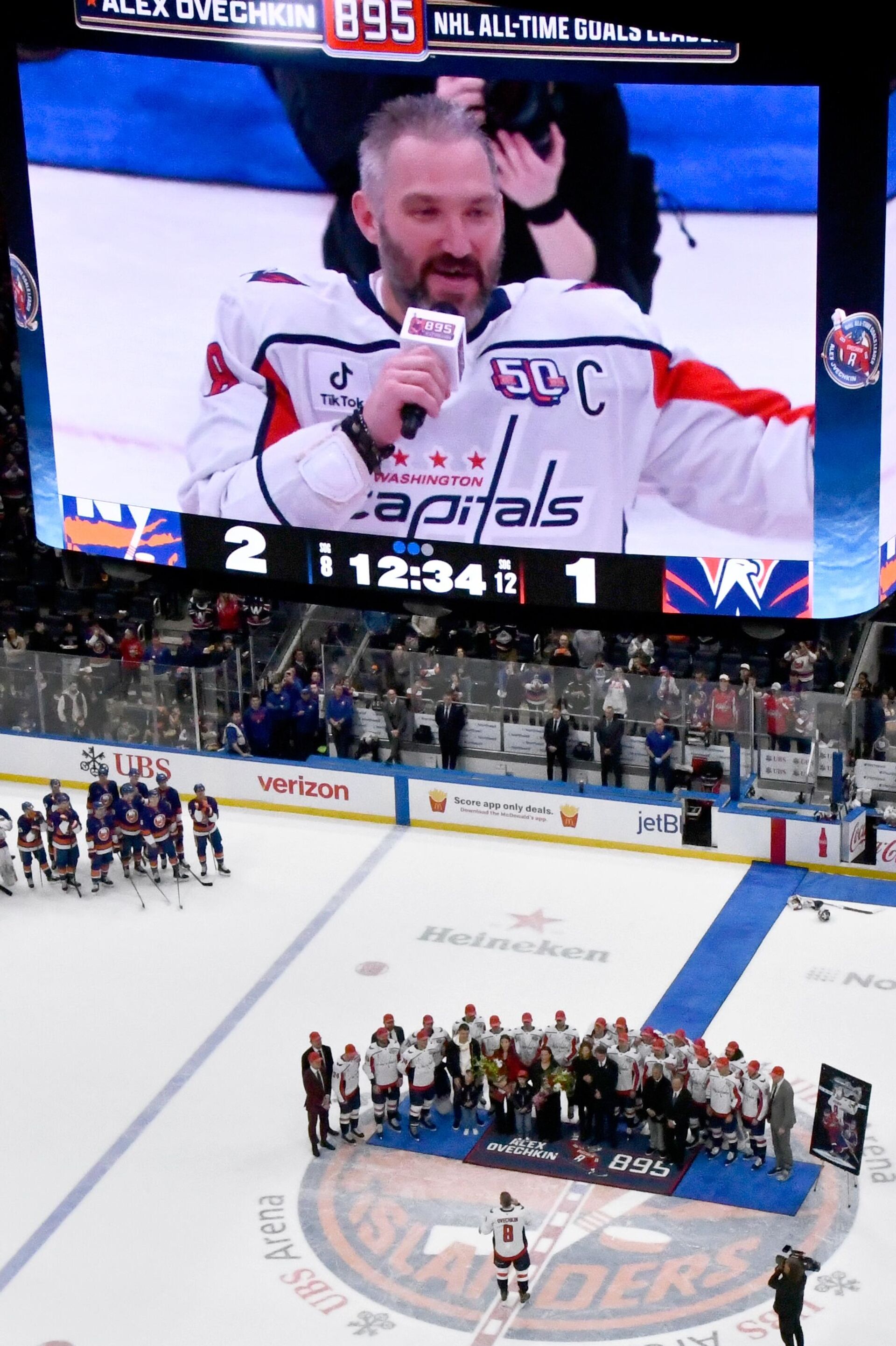 لاعب واشنطن كابيتالز ألكسندر أوفيتشكين (على الشاشة) خلال مباراة الموسم العادي لدوري الهوكي الوطني بين نيويورك آيلاندز (نيويورك) وواشنطن كابيتالز (واشنطن). - سبوتنيك عربي, 1920, 07.04.2025