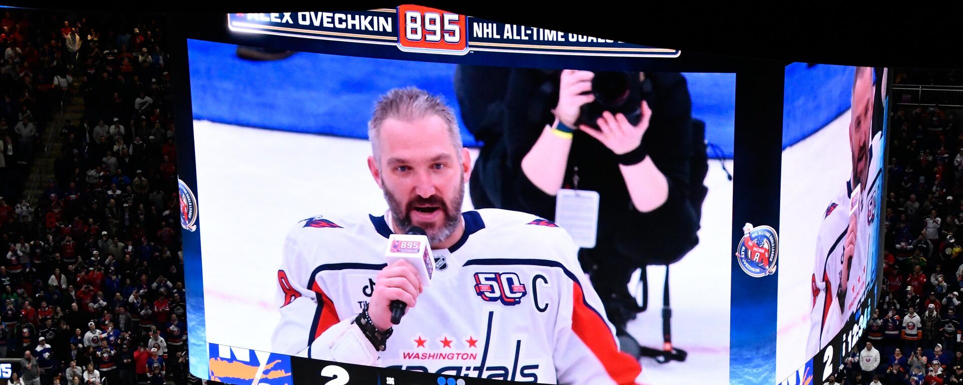 لاعب واشنطن كابيتالز ألكسندر أوفيتشكين (على الشاشة) خلال مباراة الموسم العادي لدوري الهوكي الوطني بين نيويورك آيلاندز (نيويورك) وواشنطن كابيتالز (واشنطن). - سبوتنيك عربي, 1920, 07.04.2025