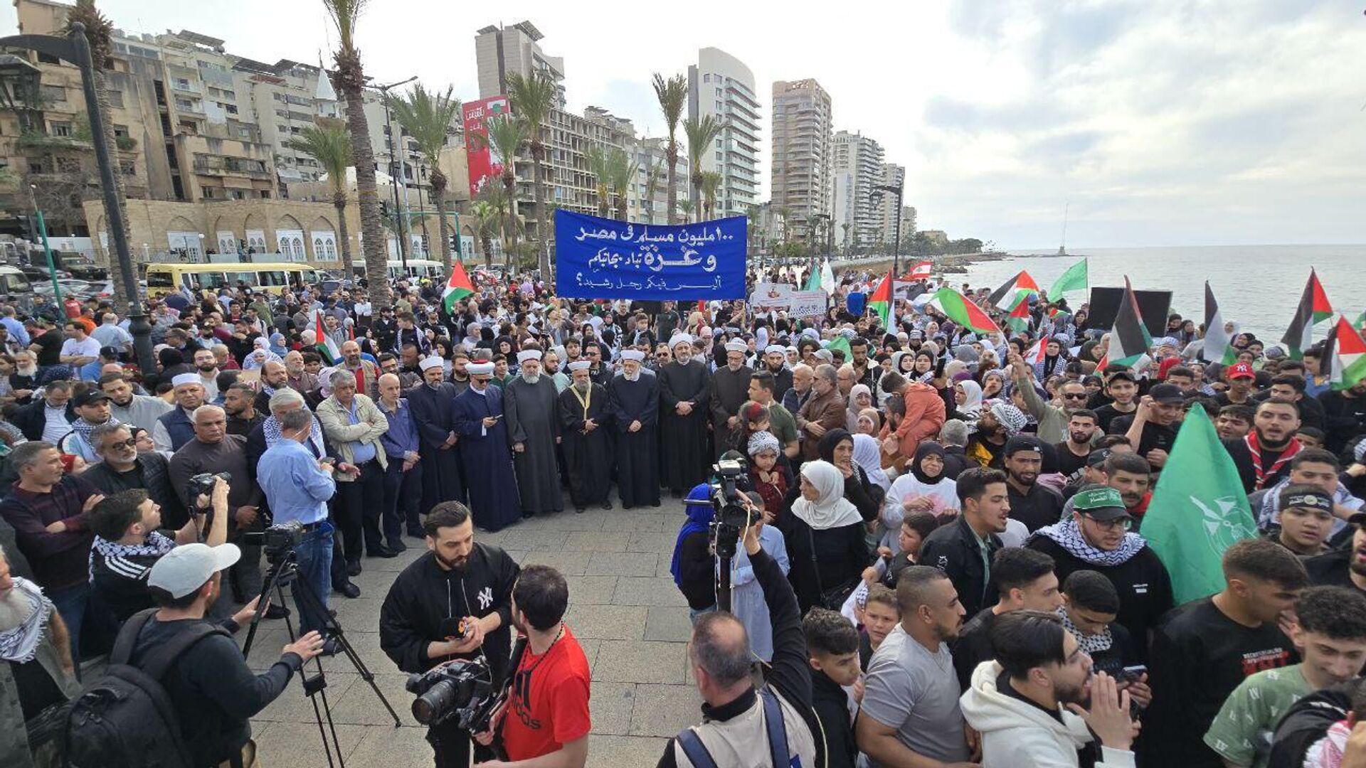 عدد من الهيئات الدينية، والروابط الطلابية، والحركات الكشفية إلى جانب عدد من اللجان الشعبية تنظم وقفة حاشدة في ساحة المريسة البحرية في بيروت، تحت عنوان غزة تناديكم، وذلك استنكاراً للإبادة الجماعية المتواصلة في قطاع غزة - سبوتنيك عربي, 1920, 08.04.2025