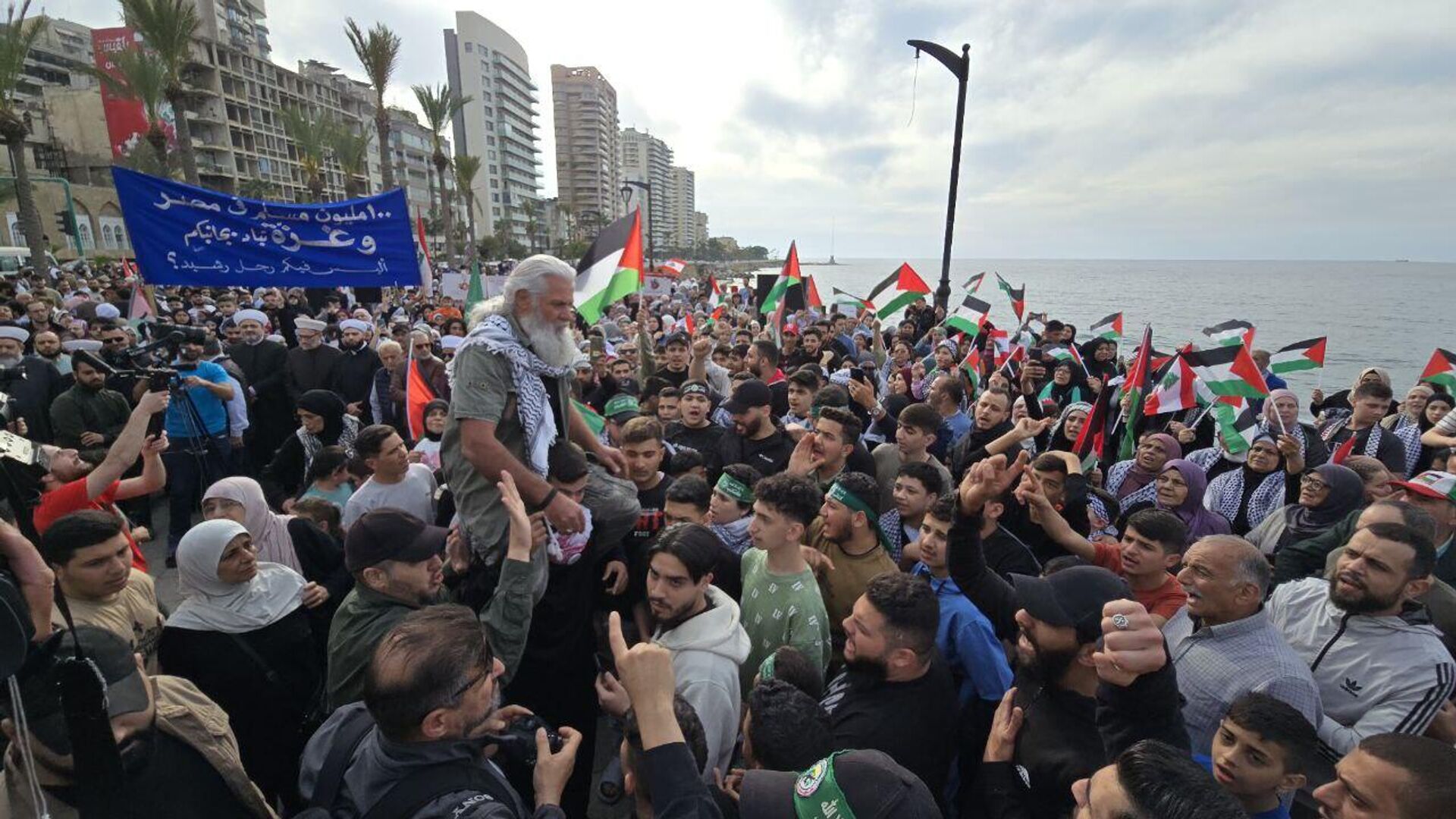 عدد من الهيئات الدينية، والروابط الطلابية، والحركات الكشفية إلى جانب عدد من اللجان الشعبية تنظم وقفة حاشدة في ساحة المريسة البحرية في بيروت، تحت عنوان غزة تناديكم، وذلك استنكاراً للإبادة الجماعية المتواصلة في قطاع غزة - سبوتنيك عربي, 1920, 08.04.2025