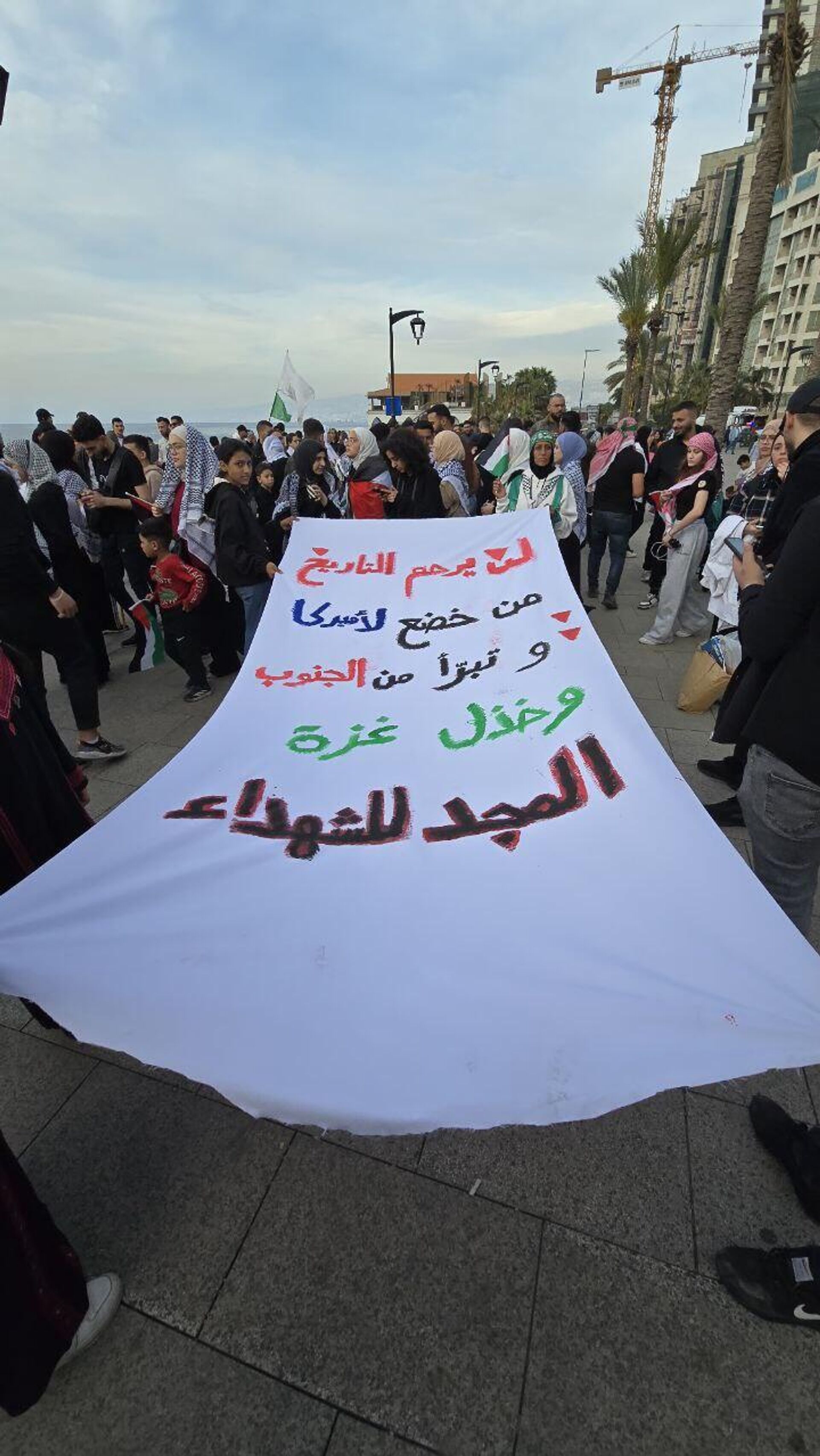 عدد من الهيئات الدينية، والروابط الطلابية، والحركات الكشفية إلى جانب عدد من اللجان الشعبية تنظم وقفة حاشدة في ساحة المريسة البحرية في بيروت، تحت عنوان غزة تناديكم، وذلك استنكاراً للإبادة الجماعية المتواصلة في قطاع غزة - سبوتنيك عربي, 1920, 08.04.2025