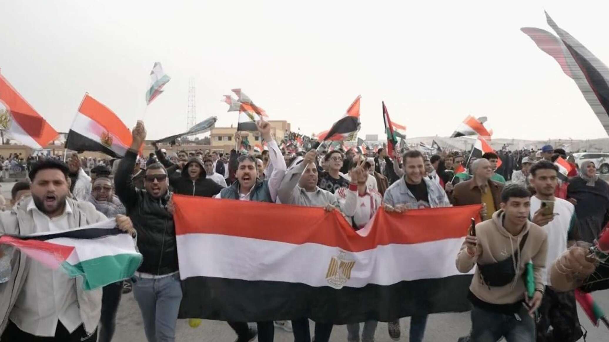آلاف المصريين يحتشدون في العريش رفضا لتهجير الفلسطينيين... صور