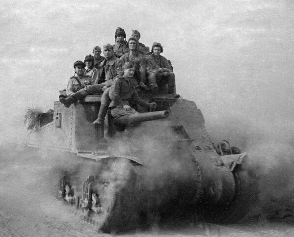 الحرب الوطنية العظمى 1941-1945. تحرير سيفاستوبول، خلال عملية الهجوم على القرم. الجنود السوفييت من الجبهة الأوكرانية الرابعة على دبابة "إم 3 غنرال لي" أمريكية الصنع (تم توريدها للاتحاد السوفيتي بموجب قانون الإعارة والتأجير)، يتقدمون نحو سيفاستوبول - سبوتنيك عربي