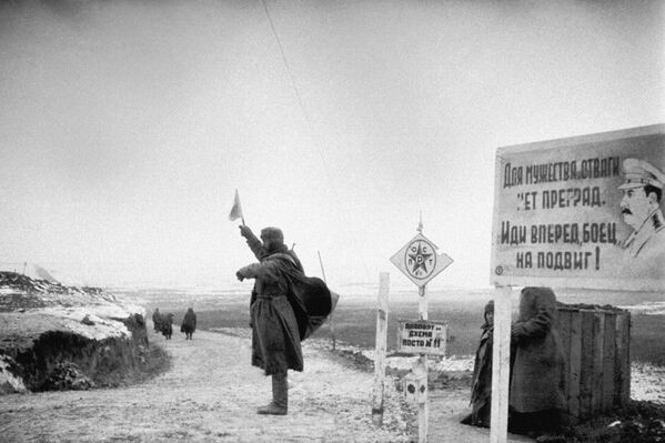 الحرب الوطنية العظمى 1941-1945. عملية الهجوم على القرم، عبور القوات السوفيتية لبحيرة "سيفاش". المكتوب على اللافتة: "لا توجد عوائق أمام الشجاعة والبسالة. تقدم إلى الأمام، أيها المقاتل، نحو البطولة!" - سبوتنيك عربي