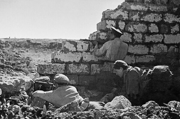 الحرب الوطنية العظمى 1941-1945. تحرير سيفاستوبول من الغزاة الألمانيين الفاشيين، المرحلة النهائية من عملية الهجوم على القرم. الجنود السوفييت يخوضون معارك على مشارف سيفاستوبول - سبوتنيك عربي