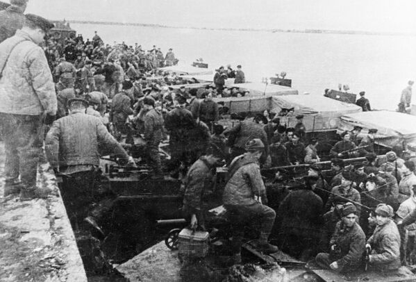 الحرب الوطنية العظمى 1941-1945. عملية قوات جبهة شمال القوقاز، وأسطول البحر الأسود، وأسطول "آزوف" العسكري بدعم من الجيش السوفييتي، كان الهدف من العملية توجيه ضربة لشمال شرق كيرتش وإلتيغن، وتحرير مدينة وميناء كيرتش، والسيطرة على ميناء كاميش- بورون، ومن ثم تحرير القرم لاحقًا - سبوتنيك عربي