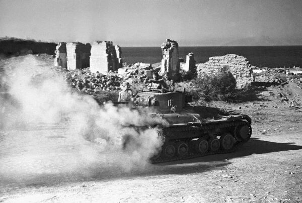 الحرب الوطنية العظمى 1941-1945. تحرير سيفاستوبول من القوات الألمانية النازية، المرحلة النهائية من العملية الهجومية في القرم. الدبابات السوفيتية على مشارف سيفاستوبول - سبوتنيك عربي