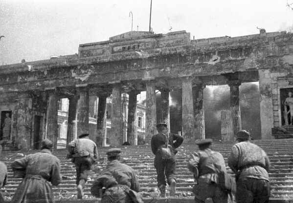 الحرب الوطنية العظمى 1941-1945. تحرير سيفاستوبول من الغزاة النازيين الألمانيين. عملية القرم الهجومية. جنود الجيش الأحمر على سلالم رصيف "غرافسكايا" خلال معارك تحرير سيفاستوبول - سبوتنيك عربي