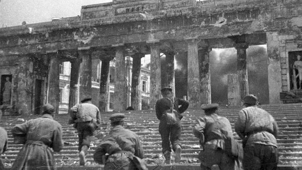 الحرب الوطنية العظمى 1941-1945. تحرير سيفاستوبول من الغزاة النازيين الألمان. عملية القرم الهجومية. جنود الجيش الأحمر على سلالم رصيف غرافسكايا خلال معارك تحرير سيفاستوبول - سبوتنيك عربي
