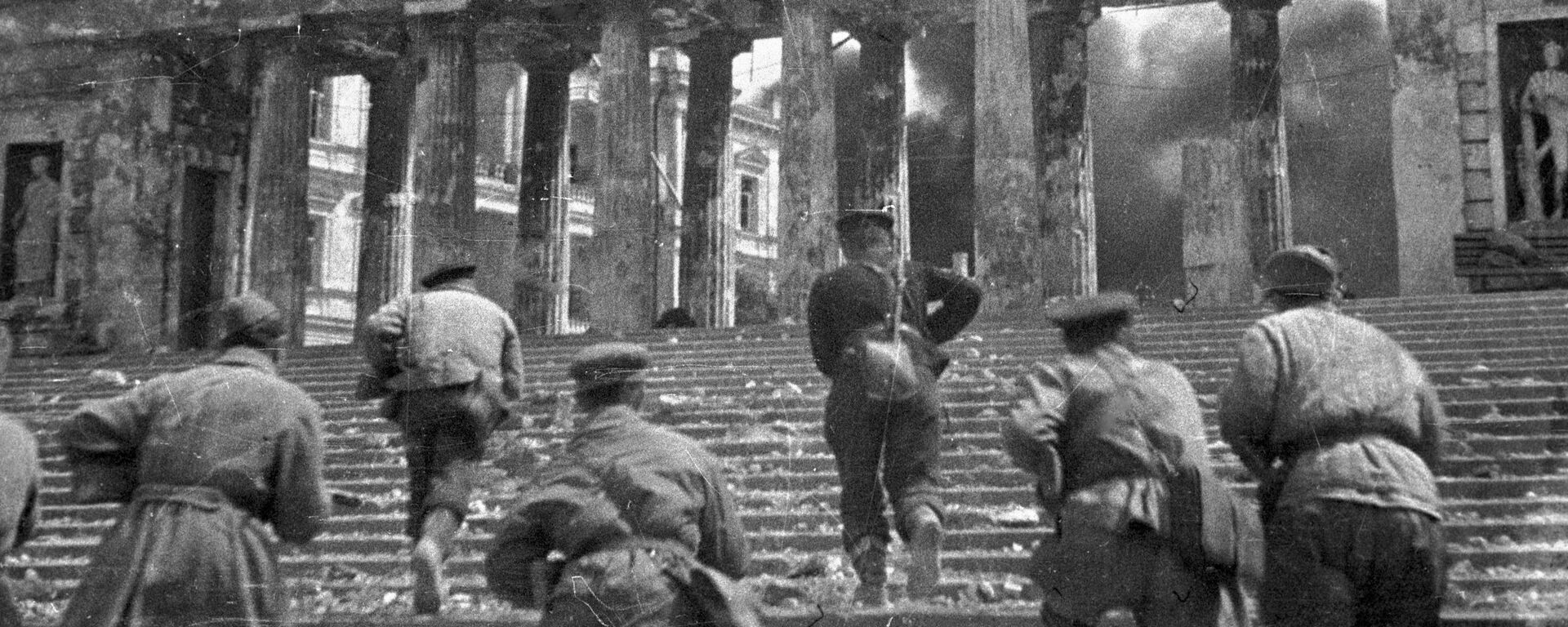 الحرب الوطنية العظمى 1941-1945. تحرير سيفاستوبول من الغزاة النازيين الألمان. عملية القرم الهجومية. جنود الجيش الأحمر على سلالم رصيف غرافسكايا خلال معارك تحرير سيفاستوبول - سبوتنيك عربي, 1920, 27.04.2025