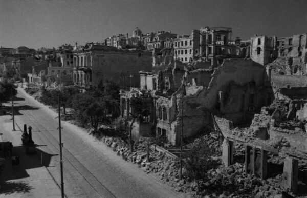الحرب الوطنية العظمى 1941-1945. تحرير القاعدة الرئيسية لأسطول البحر الأسود، مدينة سيفاستوبول، نتيجة العملية الهجومية على القرم. هكذا كان يبدو شارع "لينين" في الأيام الأولى بعد تحرير المدينة - سبوتنيك عربي