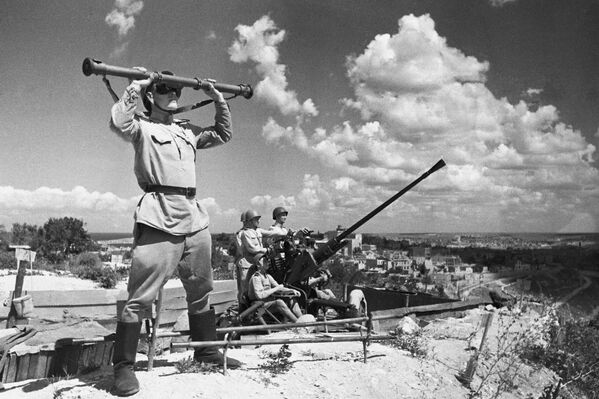 الحرب الوطنية العظمى 1941-1945. تحرير سيفاستوبول من الغزاة النازيين الألمانيين نتيجة العملية الهجومية على القرم. حماية سماء سيفاستوبول المحررة. طاقم المدفع المضاد للطائرات الأوتوماتيكي السوفيتي من طراز "61-كيه" عيار 37 ملم  - سبوتنيك عربي