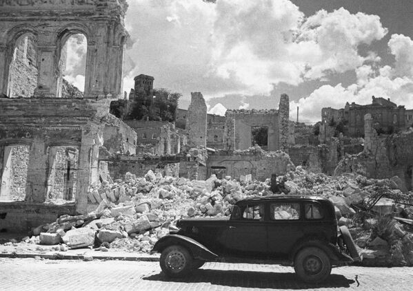 الحرب الوطنية العظمى 1941-1945. تحرير سيفاستوبول من المحتلين الألمانيين النازيين نتيجة العملية الهجومية على القرم. أنقاض المدينة  إثرضربات وقصف العدو حول سيفاستوبول. سيارة "غاز إم-1" في أحد شوارع المدينة المدمرة - سبوتنيك عربي