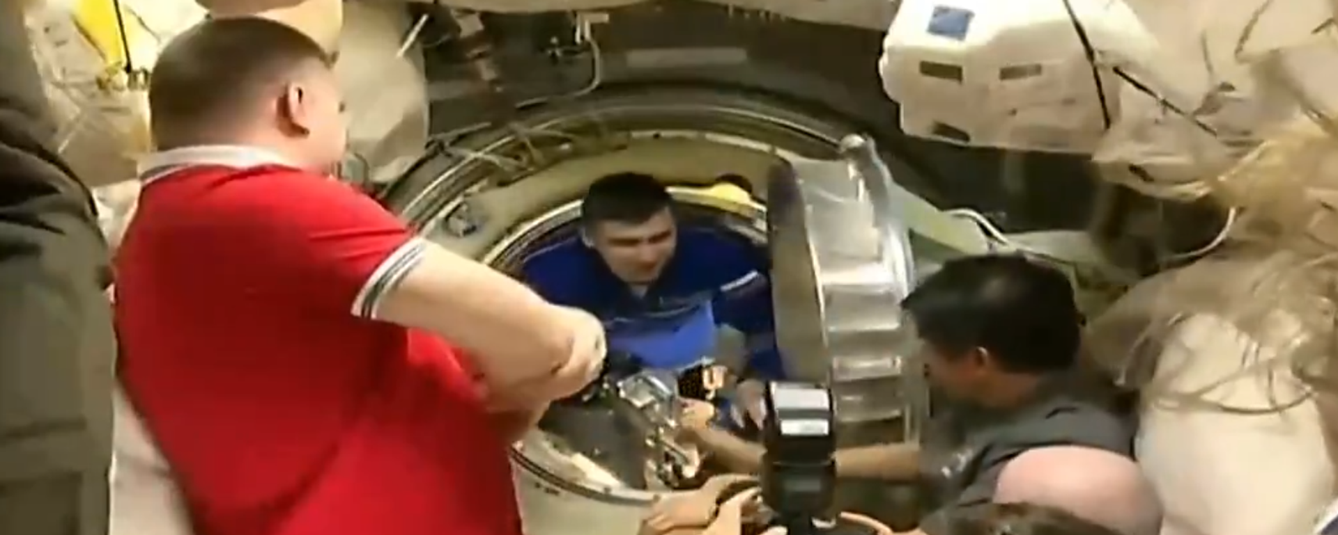 لحظة دخول طاقم سويوز إم إس-27 الروسية إلى محطة الفضاء الدولية. - سبوتنيك عربي, 1920, 08.04.2025