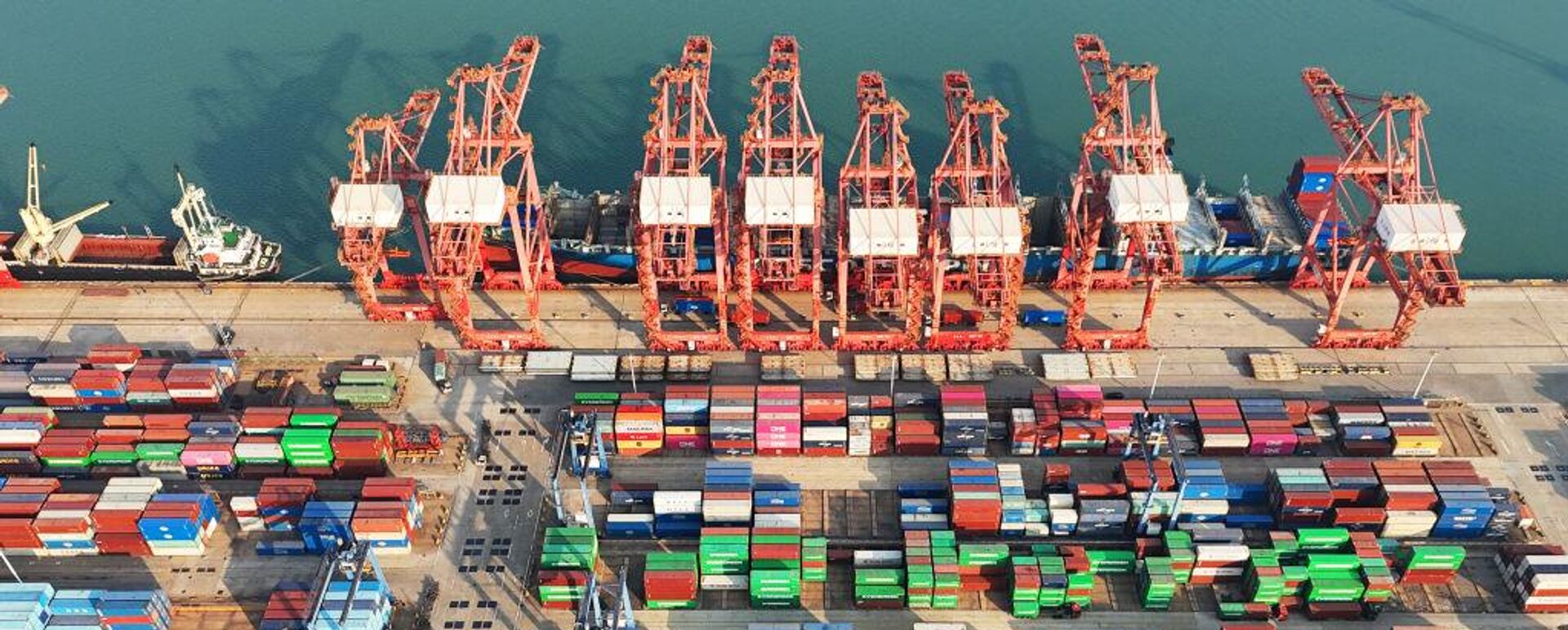 صورة جوية لمحطة حاويات في ميناء ليانيونقانغ - سبوتنيك عربي, 1920, 08.04.2025