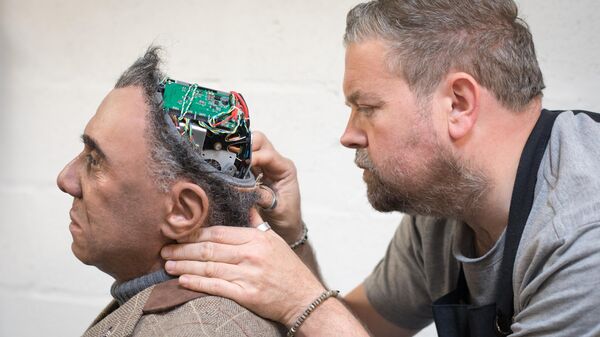 Инженер проверяет робота из проекта Mesmer в Англии  - سبوتنيك عربي