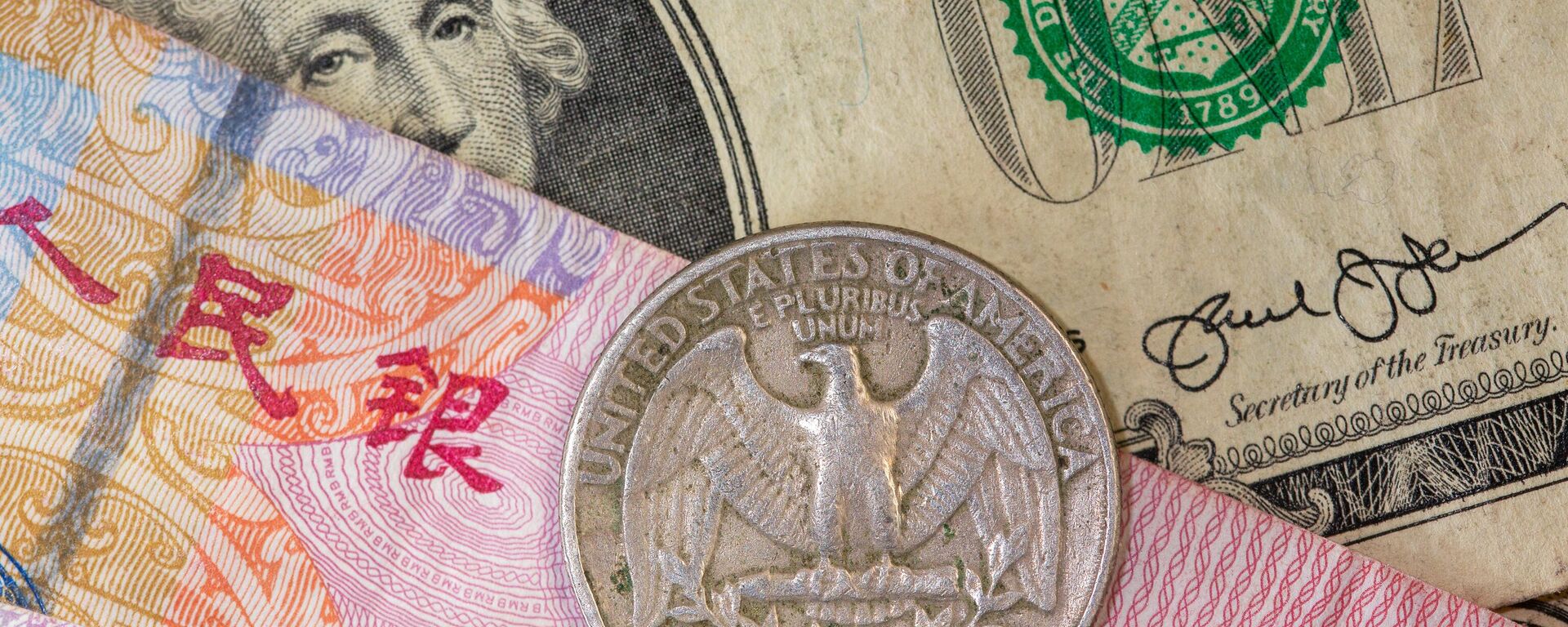 أوراق نقدية من اليوان الصيني والدولار الأمريكي - سبوتنيك عربي, 1920, 09.04.2025