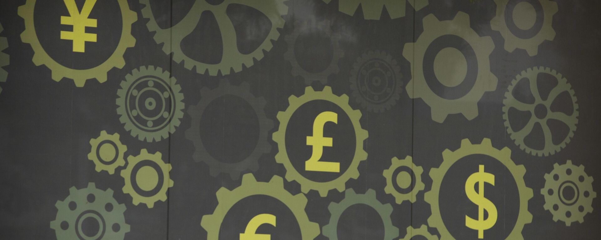 يمرّ الناس أمام جدارية على أحد البنوك تُظهر رموزًا للعملات الأمريكية والصينية وغيرها - سبوتنيك عربي, 1920, 09.04.2025