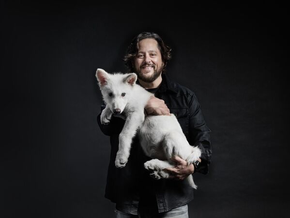 عالم العلوم البيولوجية، بن لام، مع جرو ذئب رهيب، حيث أعلنت شركة "كولوسال بيوساينسز"، الشركة الوحيدة في العالم المتخصصة في إحياء الأنواع المنقرضة، عن إعادة إحياء ذئب رهيب كان منقرضًا. - سبوتنيك عربي