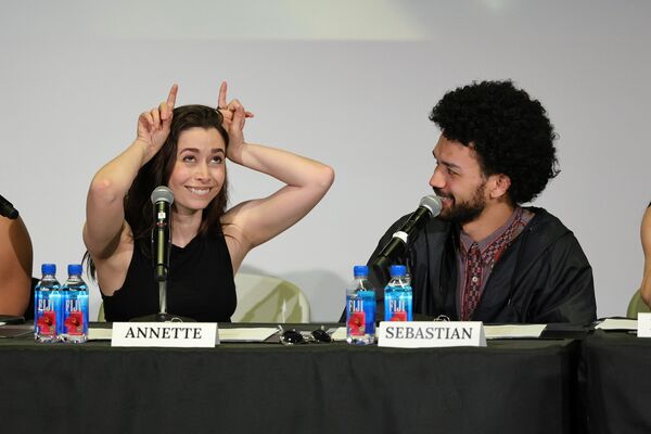 لقطة طريفة للممثلة كريستين ميليوتي، وجاستيس سميث، على خشبة مسرح نقابة المخرجين الأمريكيين، في مدينة نيويورك. - سبوتنيك عربي