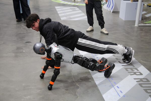 روبوت يؤدي عرضًا استعراضيا في معرض الصين للإبداع في مجال الذكاء الاصطناعي 2025، في بكين، الصين. - سبوتنيك عربي