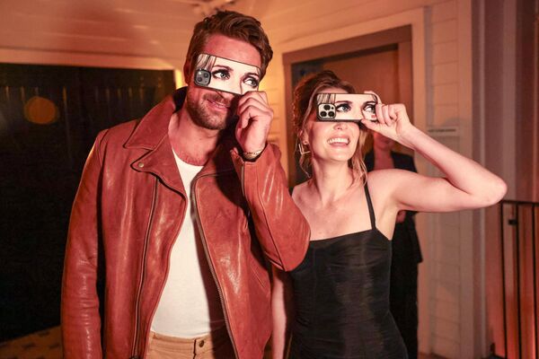 الممثل براندون سكلينار في لقطة طريفة مع ميغان فاهي، خلال العرض الخاص لفيلم "دروب" في لوس أنجلوس، كاليفورنيا. - سبوتنيك عربي