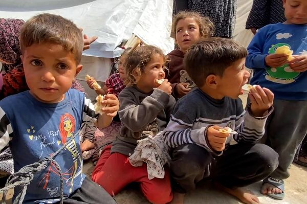 نازحون في غزة يواجهون الجوع والمرض وسط مكب النفايات  - سبوتنيك عربي