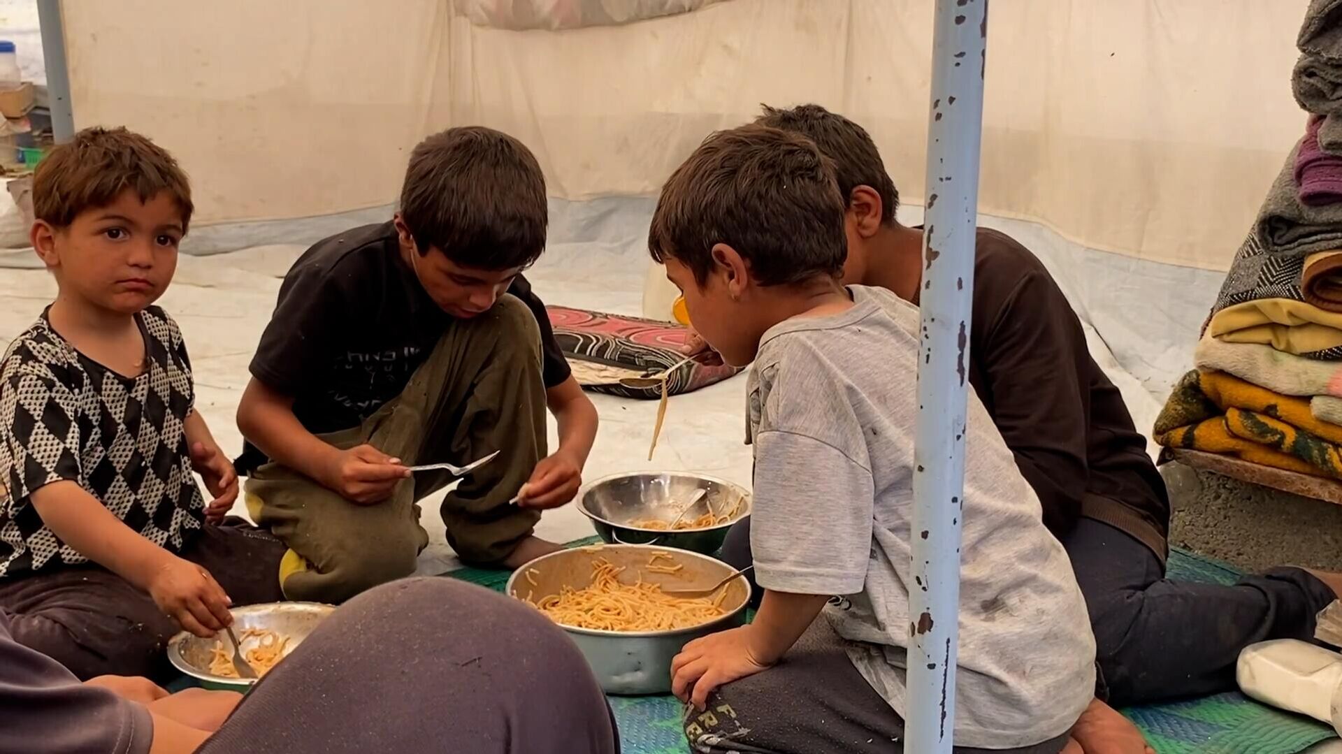 نازحون في غزة يواجهون الجوع والمرض وسط مكب النفايات  - سبوتنيك عربي, 1920, 10.04.2025