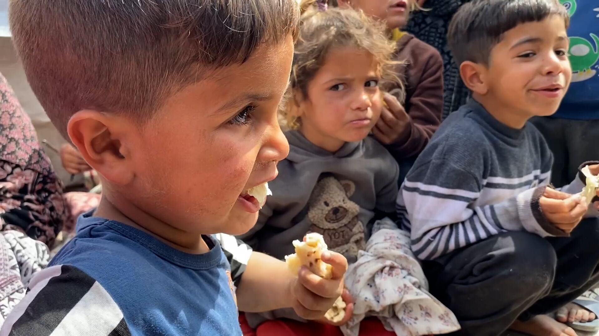 نازحون في غزة يواجهون الجوع والمرض وسط مكب النفايات  - سبوتنيك عربي, 1920, 10.04.2025