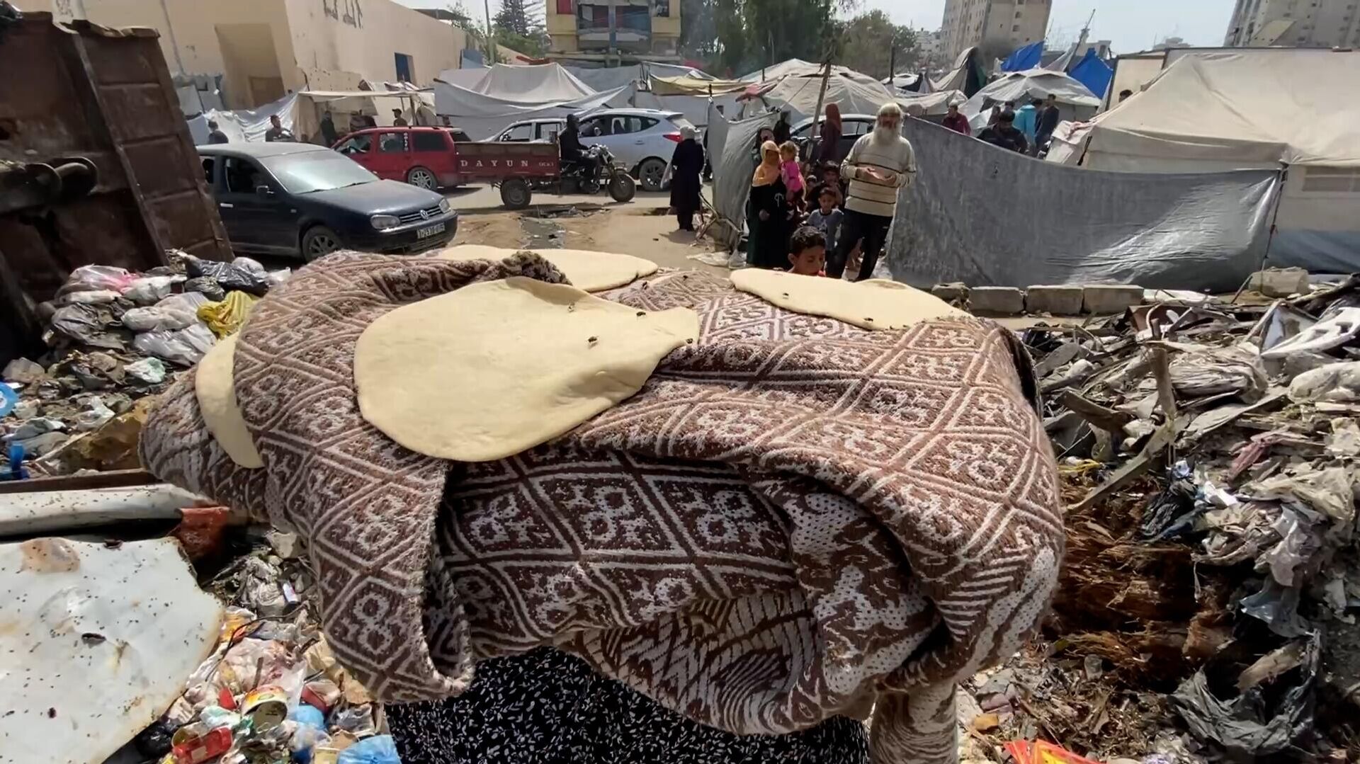 نازحون في غزة يواجهون الجوع والمرض وسط مكب النفايات  - سبوتنيك عربي, 1920, 10.04.2025