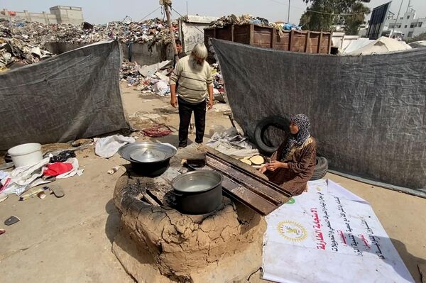 نازحون في غزة يواجهون الجوع والمرض وسط مكب النفايات  - سبوتنيك عربي