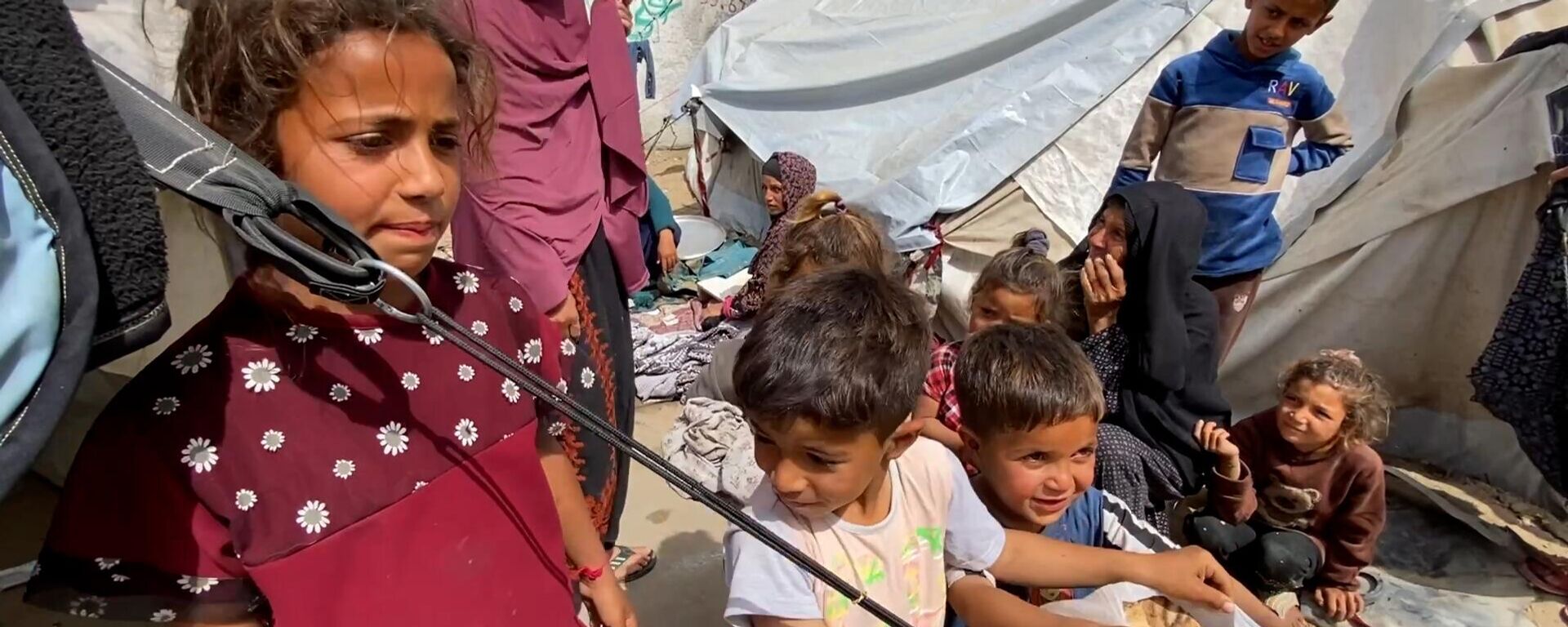 نازحون في غزة يواجهون الجوع والمرض وسط مكب النفايات  - سبوتنيك عربي, 1920, 11.04.2025