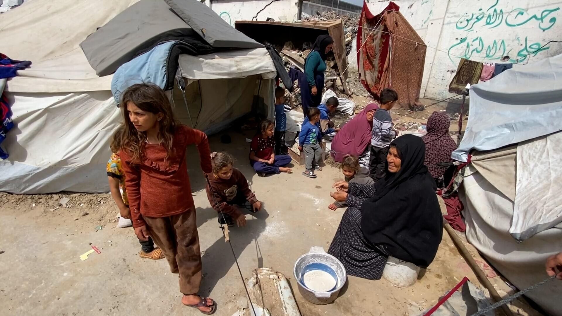 نازحون في غزة يواجهون الجوع والمرض وسط مكب النفايات  - سبوتنيك عربي, 1920, 10.04.2025