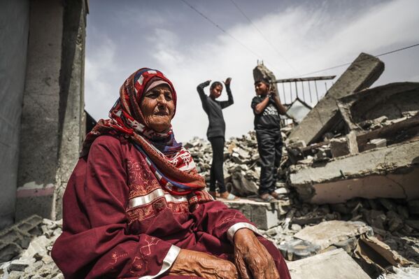 الفلسطينيون الذين يحاولون مواصلة حياتهم اليومية في خيام مؤقتة، وسط أنقاض المباني المدمرة في مدينة غزة - سبوتنيك عربي