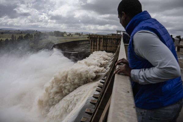 فتح أبواب سد فال في جنوب أفريقيا بعد أن تجاوز منسوب مياه السد 100 بالمائة وأُمر السكان الذين يعيشون حول نهر فال بالإخلاء - سبوتنيك عربي
